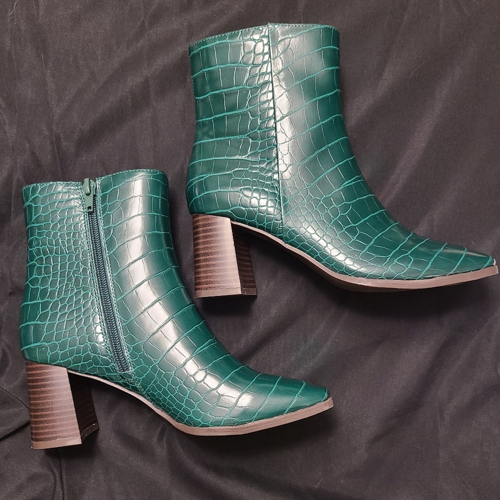 INC‎ Green Crocodile Booties